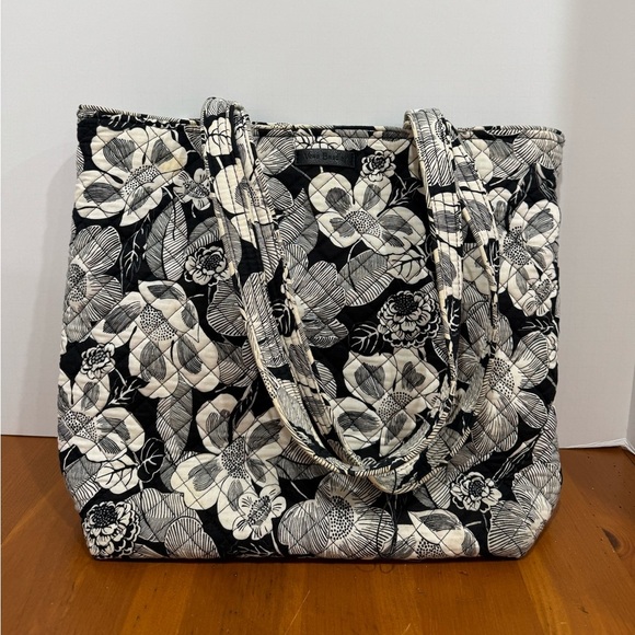 Vera Bradley tote bag black and cream floral quilted pattern - Picture 3 of 9